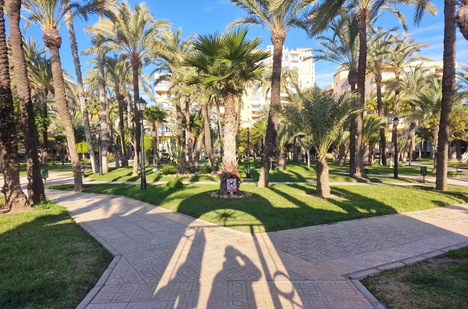 EXCLUSIVA VIVIENDA EN PRIMERA LÍNEA CON VISTAS AL MAR, URBANIZACIÓN DE LUJO Y GARAJE INDEPENDIENTE