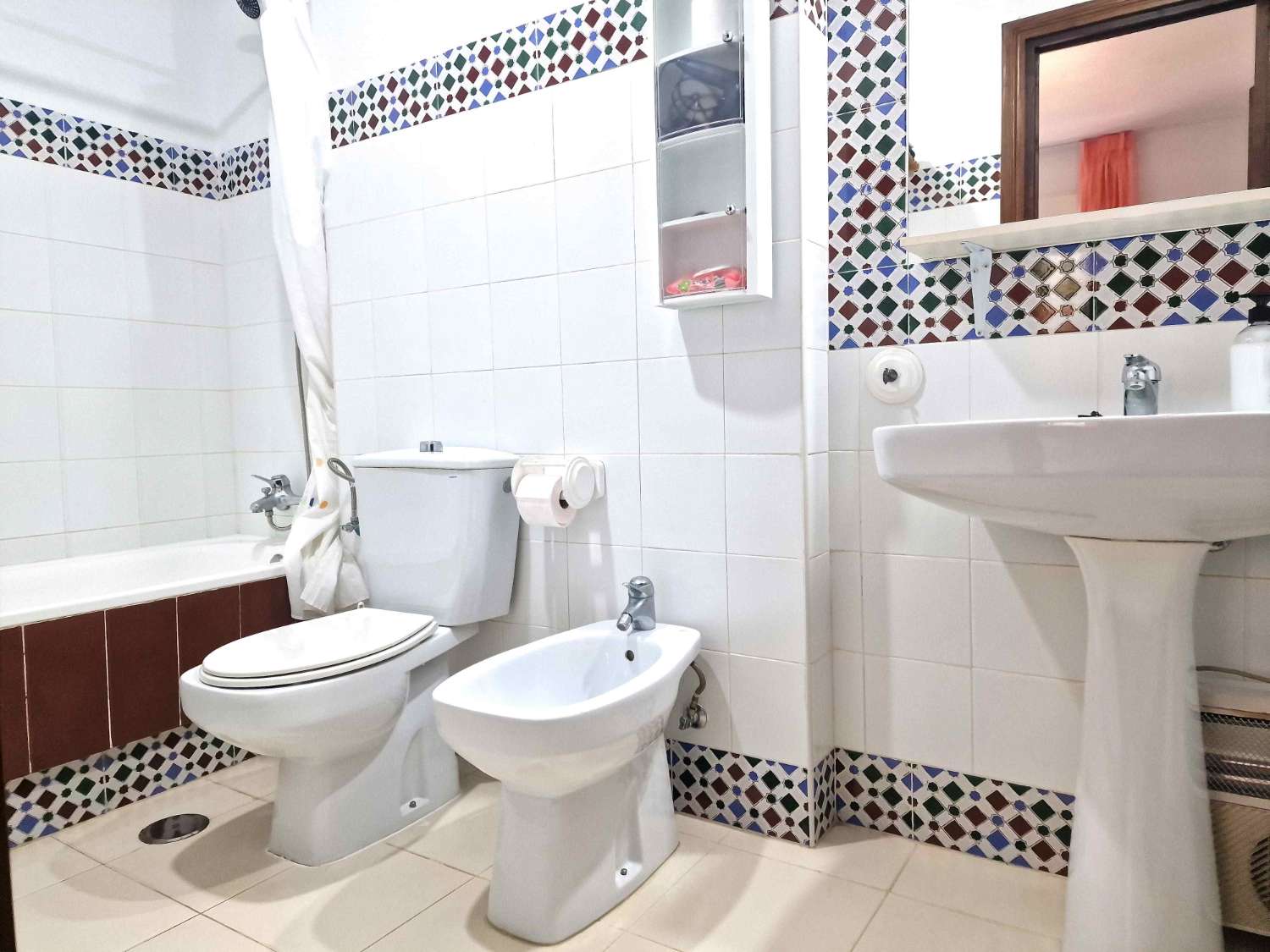 EXCLUSIVA VIVIENDA EN PRIMERA LÍNEA CON VISTAS AL MAR, URBANIZACIÓN DE LUJO Y GARAJE INDEPENDIENTE