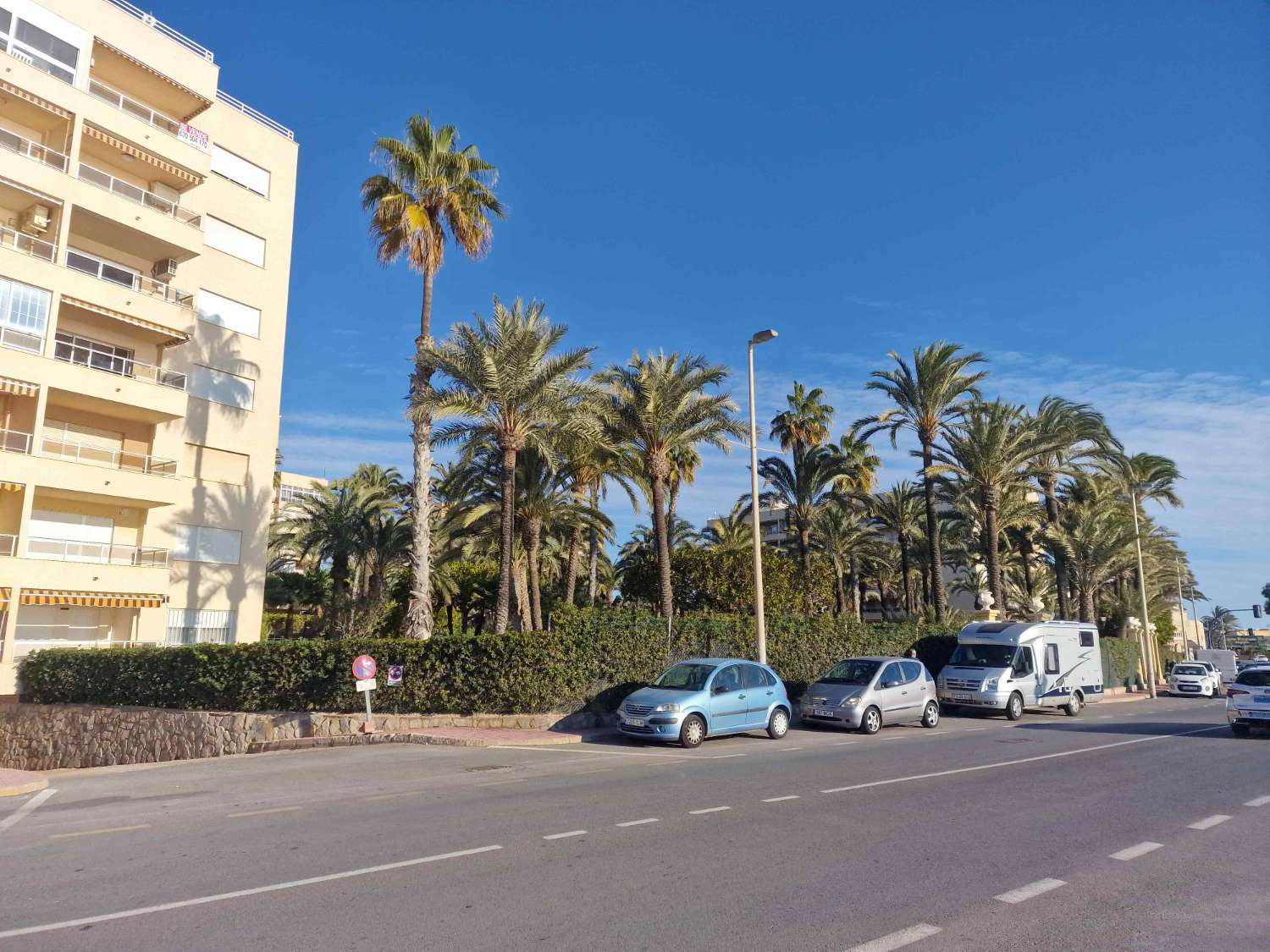 EXCLUSIVA VIVIENDA EN PRIMERA LÍNEA CON VISTAS AL MAR, URBANIZACIÓN DE LUJO Y GARAJE INDEPENDIENTE