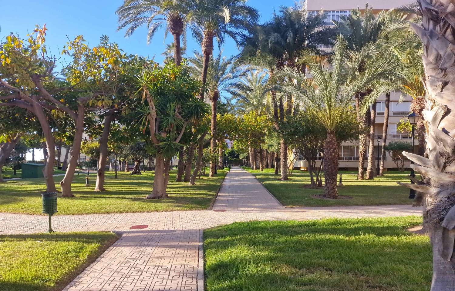 EXCLUSIVA VIVIENDA EN PRIMERA LÍNEA CON VISTAS AL MAR, URBANIZACIÓN DE LUJO Y GARAJE INDEPENDIENTE