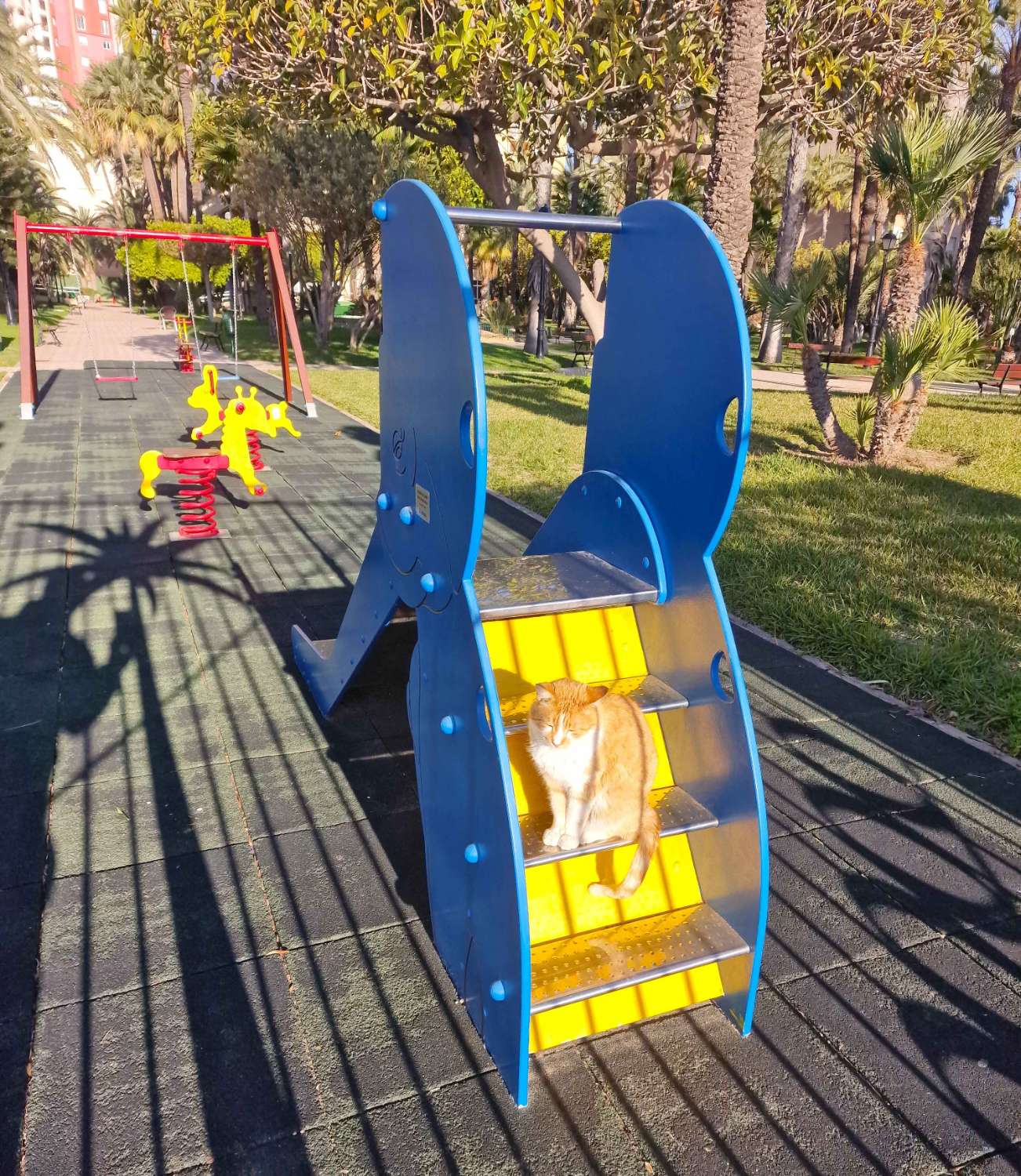 EXCLUSIVA VIVIENDA EN PRIMERA LÍNEA CON VISTAS AL MAR, URBANIZACIÓN DE LUJO Y GARAJE INDEPENDIENTE