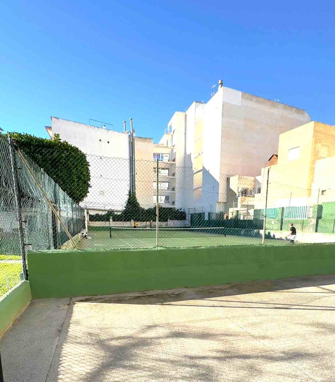 EXCLUSIVA VIVIENDA EN PRIMERA LÍNEA CON VISTAS AL MAR, URBANIZACIÓN DE LUJO Y GARAJE INDEPENDIENTE