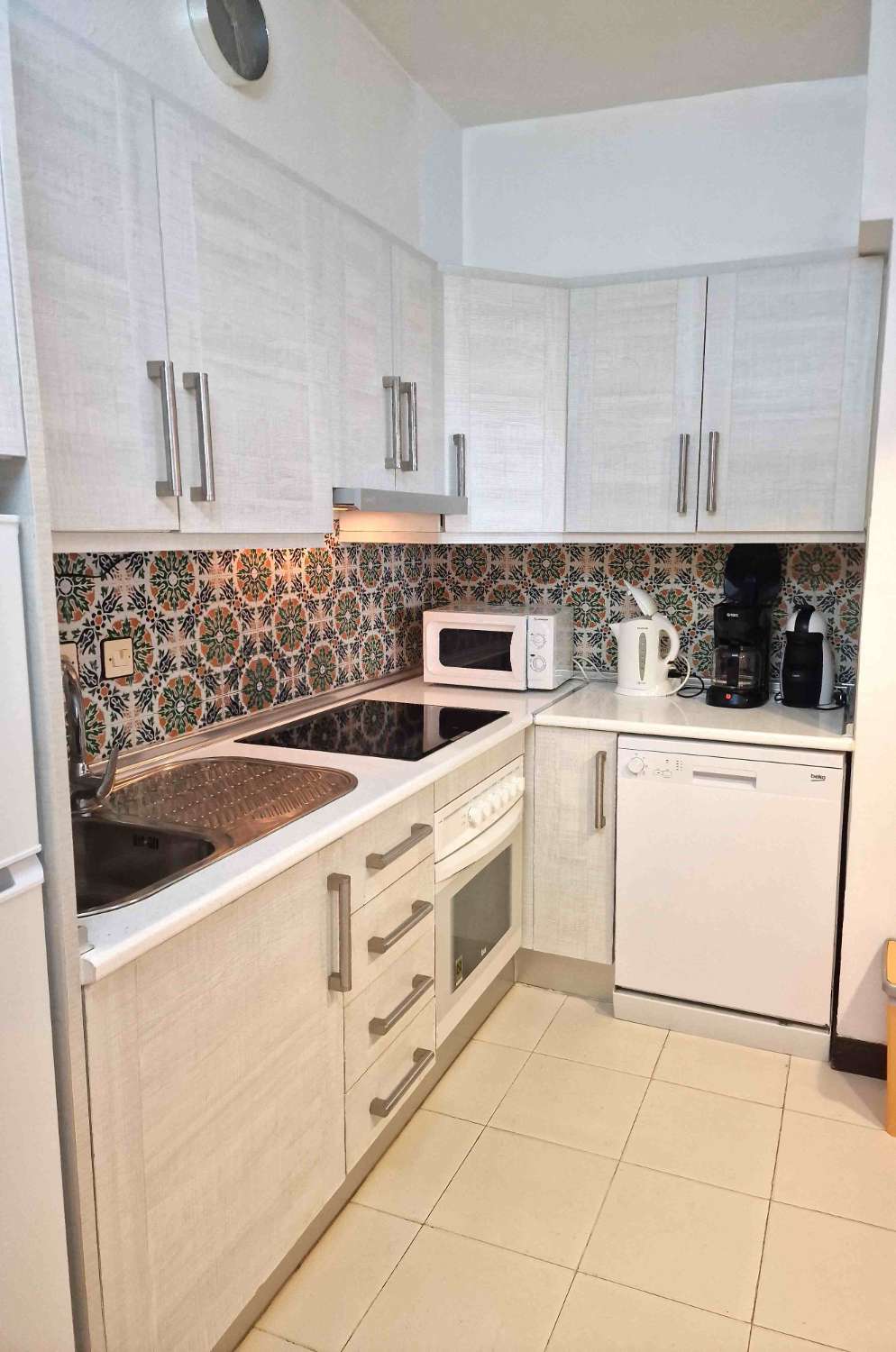 EXCLUSIVA VIVIENDA EN PRIMERA LÍNEA CON VISTAS AL MAR, URBANIZACIÓN DE LUJO Y GARAJE INDEPENDIENTE