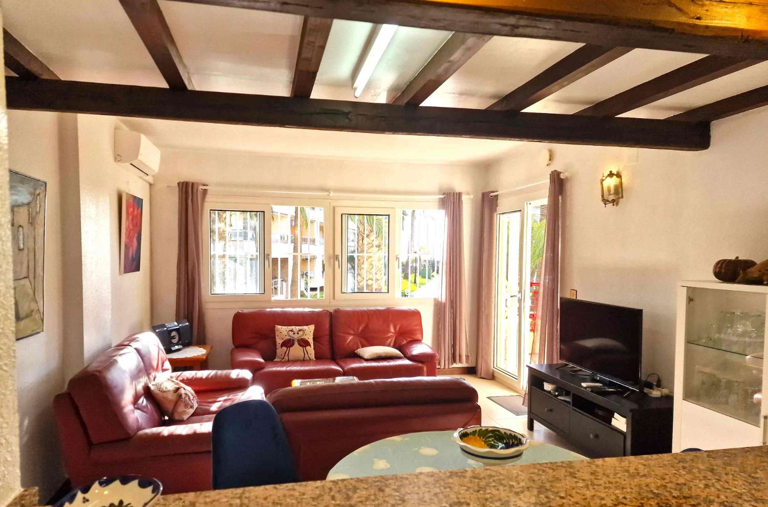 EXCLUSIVA VIVIENDA EN PRIMERA LÍNEA CON VISTAS AL MAR, URBANIZACIÓN DE LUJO Y GARAJE INDEPENDIENTE