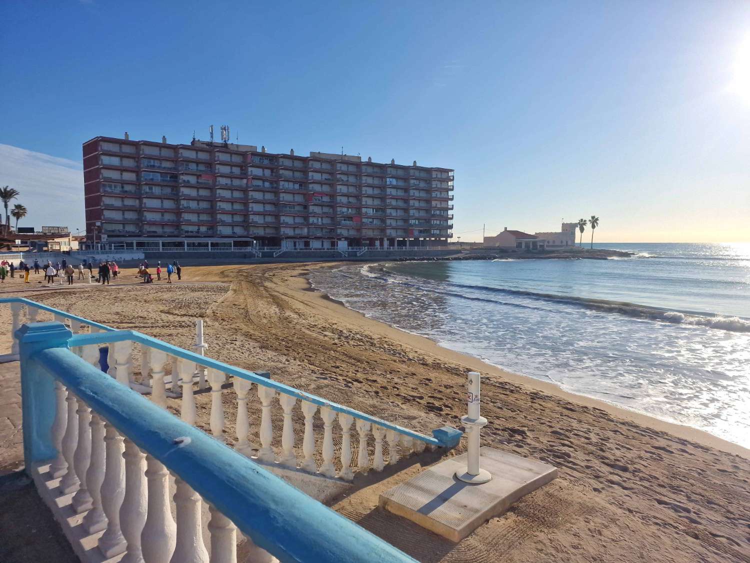 EXCLUSIVA VIVIENDA EN PRIMERA LÍNEA CON VISTAS AL MAR, URBANIZACIÓN DE LUJO Y GARAJE INDEPENDIENTE