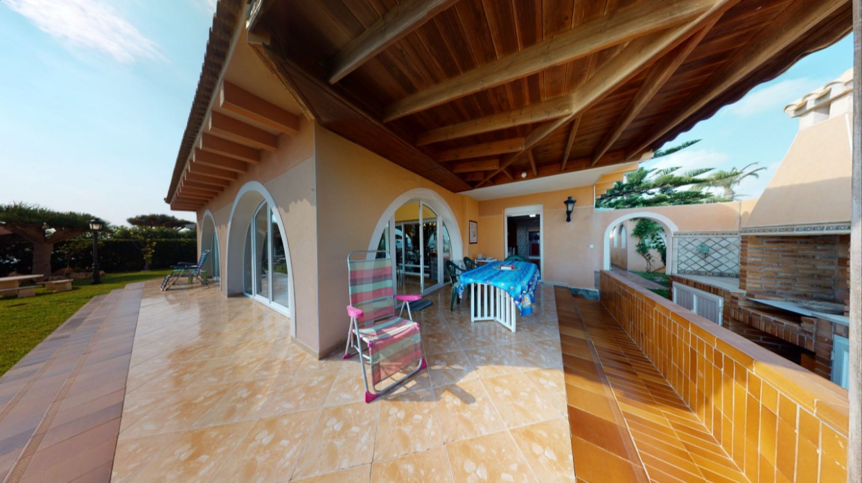 ESPECTACULAR VILLA DE ENSUEÑO EN CABO ROIG CON VISTAS PANORÁMICAS Y ACCESO DIRECTO AL MAR