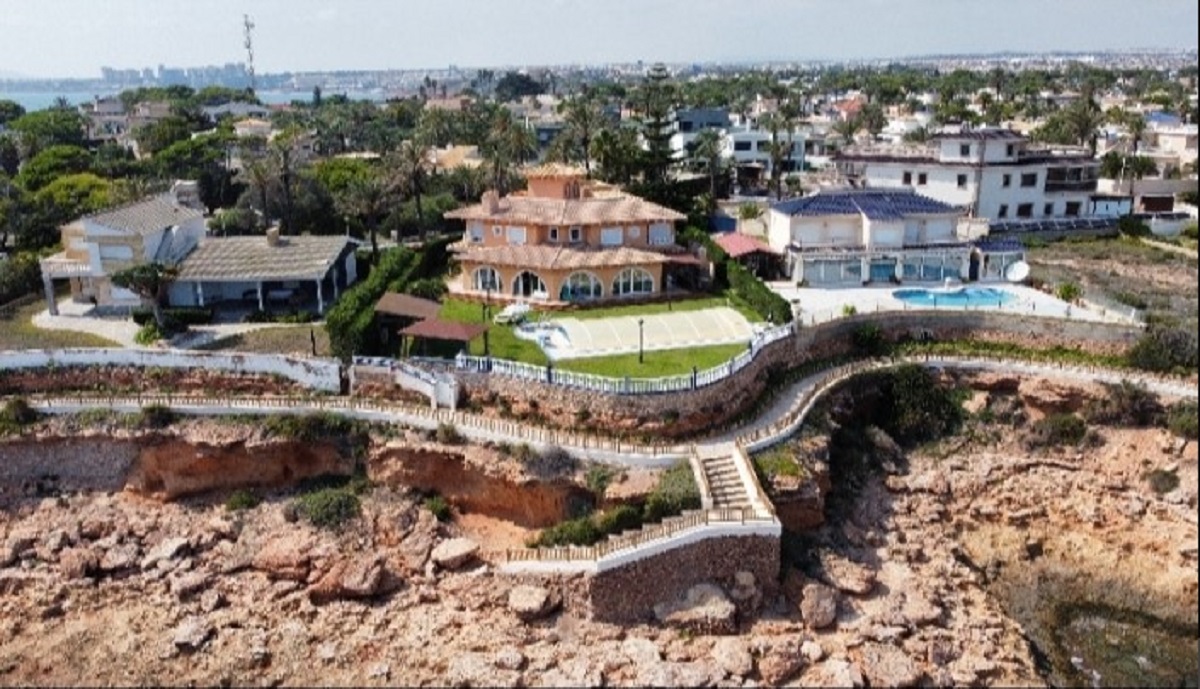 ESPECTACULAR VILLA DE ENSUEÑO EN CABO ROIG CON VISTAS PANORÁMICAS Y ACCESO DIRECTO AL MAR