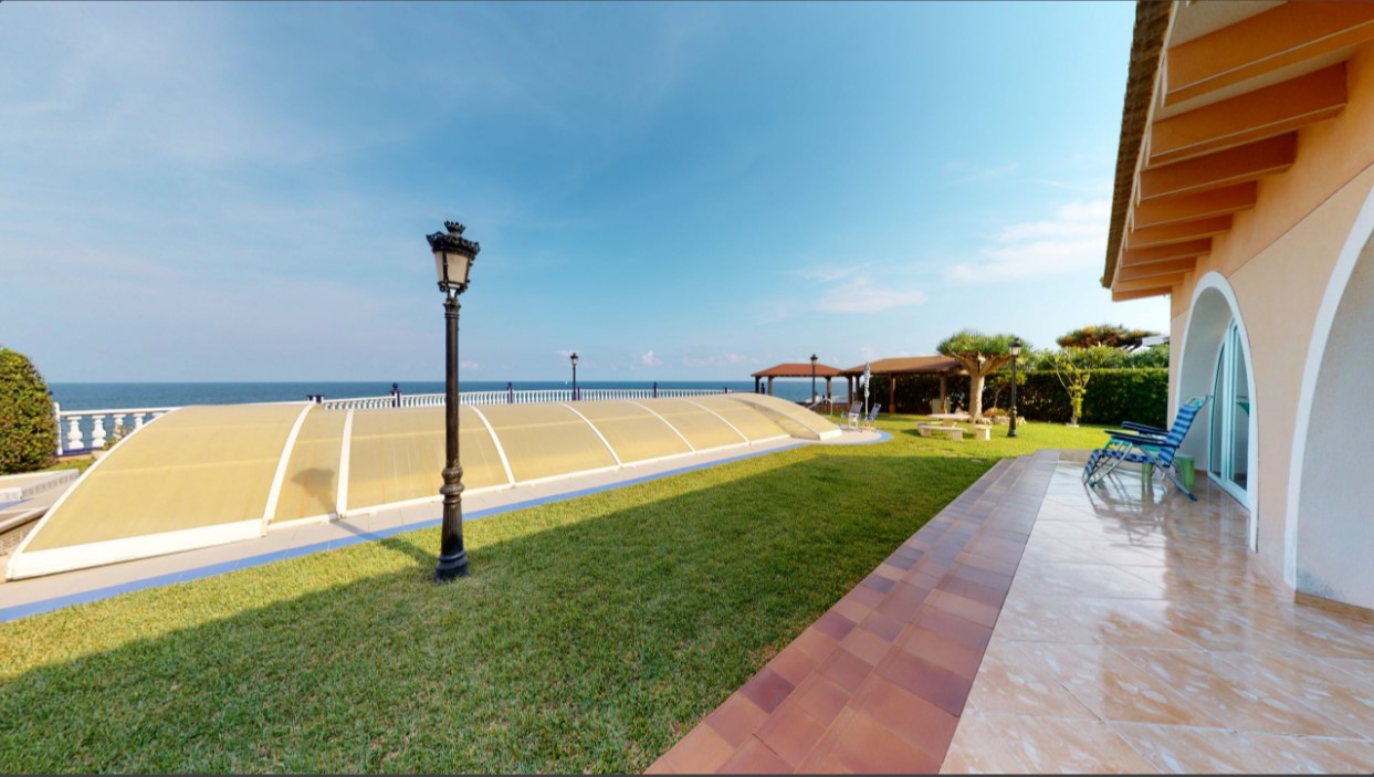 ESPECTACULAR VILLA DE ENSUEÑO EN CABO ROIG CON VISTAS PANORÁMICAS Y ACCESO DIRECTO AL MAR