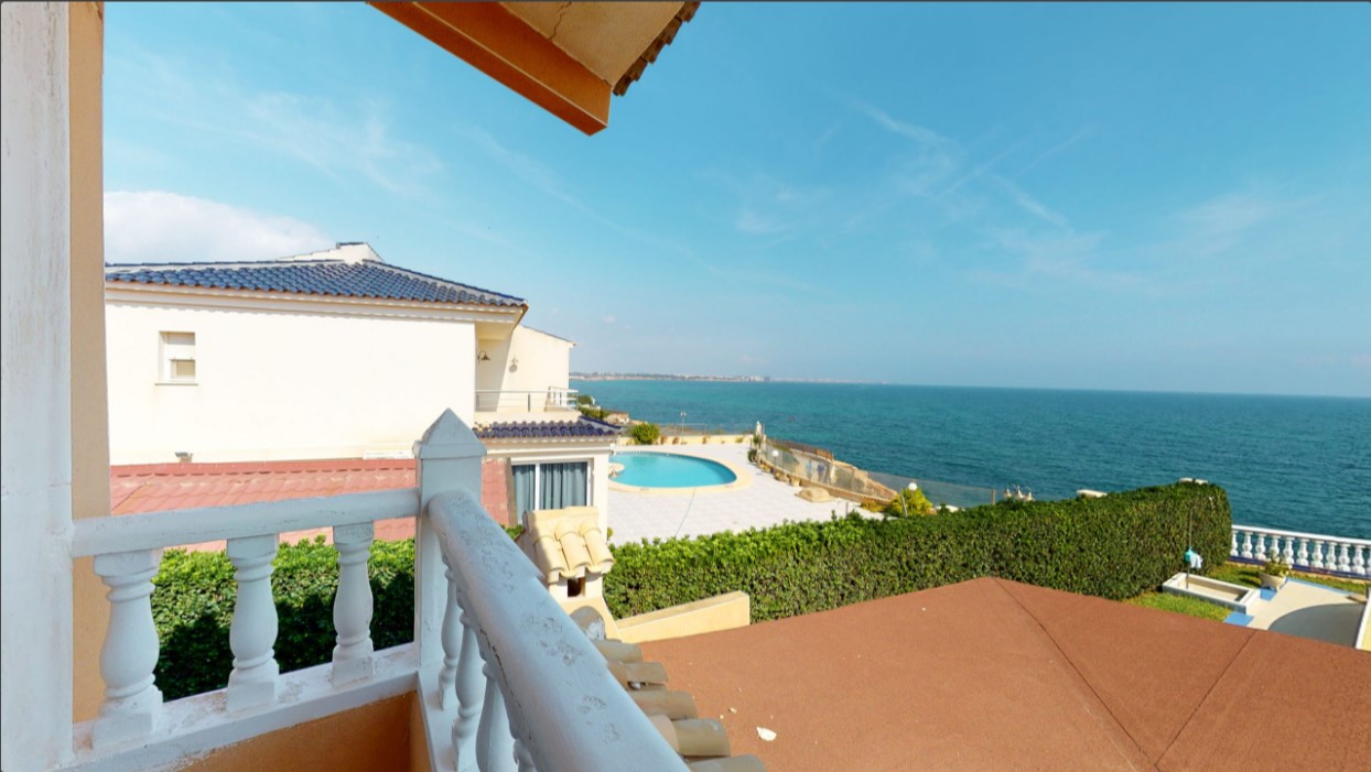ESPECTACULAR VILLA DE ENSUEÑO EN CABO ROIG CON VISTAS PANORÁMICAS Y ACCESO DIRECTO AL MAR