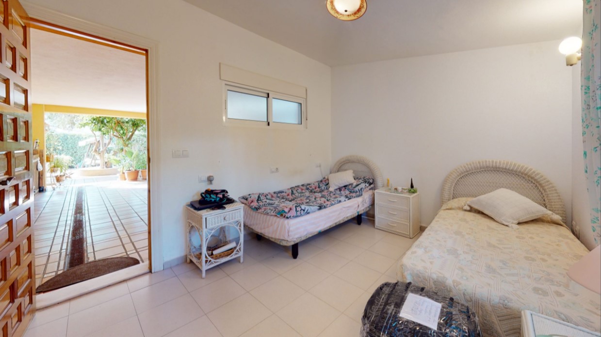 ESPECTACULAR VILLA DE ENSUEÑO EN CABO ROIG CON VISTAS PANORÁMICAS Y ACCESO DIRECTO AL MAR