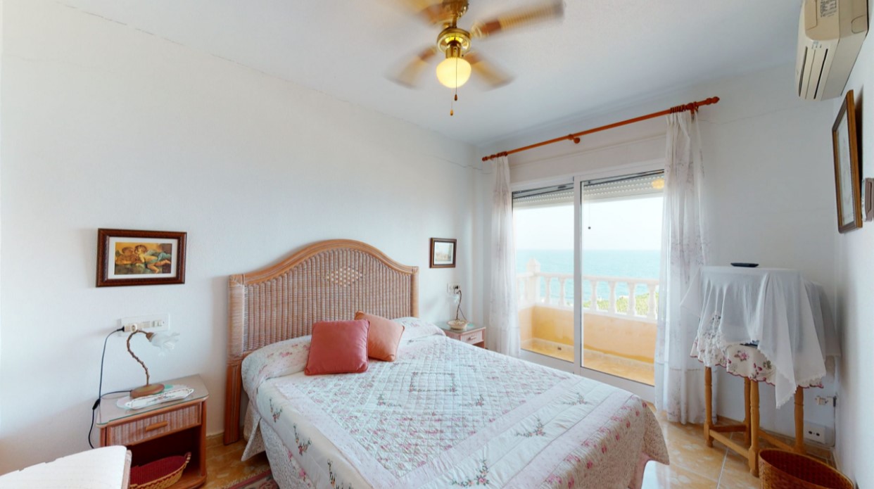 ESPECTACULAR VILLA DE ENSUEÑO EN CABO ROIG CON VISTAS PANORÁMICAS Y ACCESO DIRECTO AL MAR