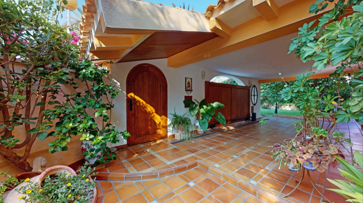 ESPECTACULAR VILLA DE ENSUEÑO EN CABO ROIG CON VISTAS PANORÁMICAS Y ACCESO DIRECTO AL MAR