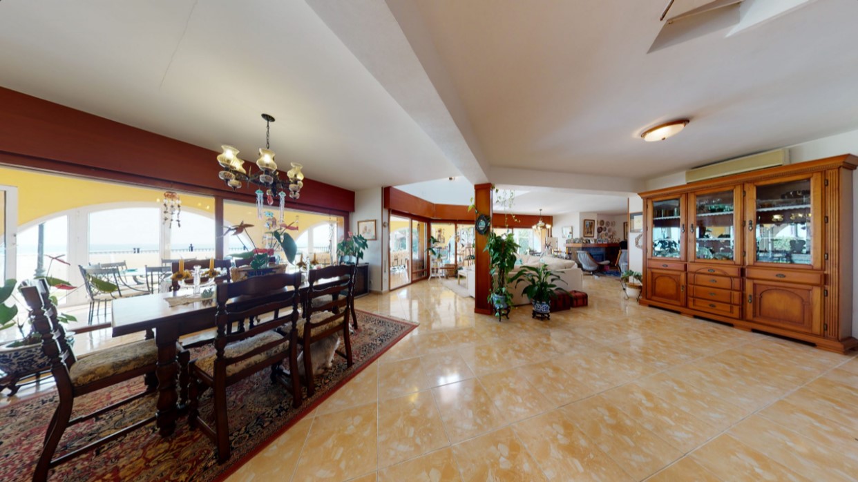 ESPECTACULAR VILLA DE ENSUEÑO EN CABO ROIG CON VISTAS PANORÁMICAS Y ACCESO DIRECTO AL MAR