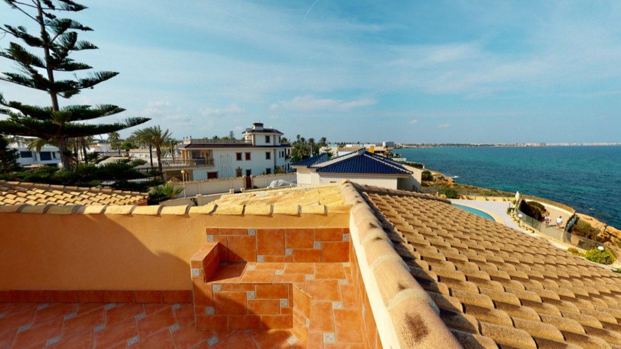 ESPECTACULAR VILLA DE ENSUEÑO EN CABO ROIG CON VISTAS PANORÁMICAS Y ACCESO DIRECTO AL MAR