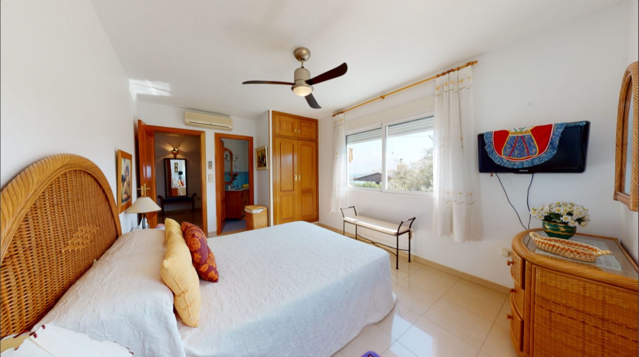 ESPECTACULAR VILLA DE ENSUEÑO EN CABO ROIG CON VISTAS PANORÁMICAS Y ACCESO DIRECTO AL MAR