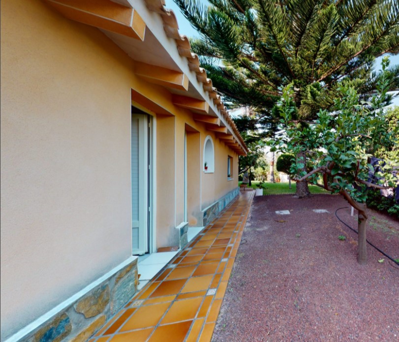 ESPECTACULAR VILLA DE ENSUEÑO EN CABO ROIG CON VISTAS PANORÁMICAS Y ACCESO DIRECTO AL MAR