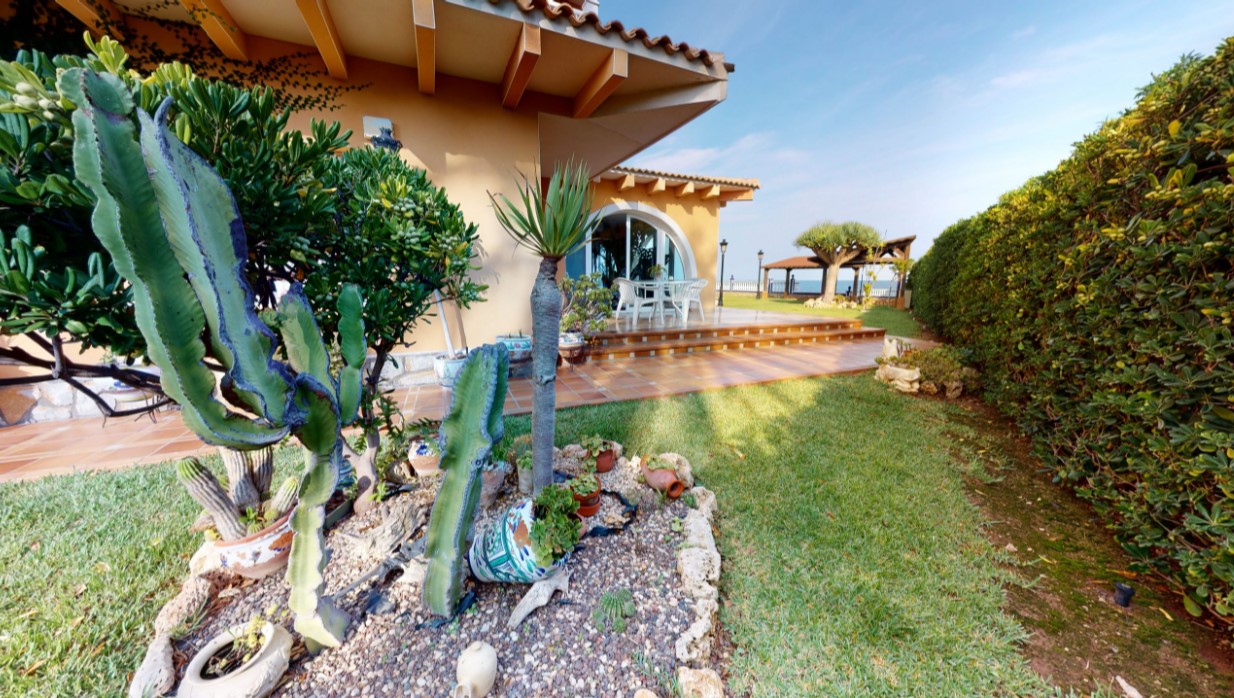 ESPECTACULAR VILLA DE ENSUEÑO EN CABO ROIG CON VISTAS PANORÁMICAS Y ACCESO DIRECTO AL MAR