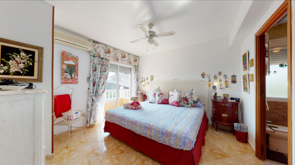 ESPECTACULAR VILLA DE ENSUEÑO EN CABO ROIG CON VISTAS PANORÁMICAS Y ACCESO DIRECTO AL MAR