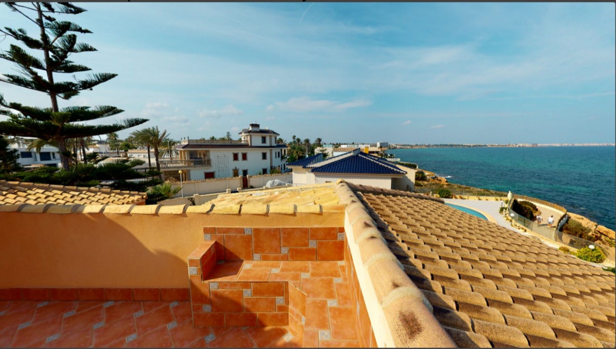 ESPECTACULAR VILLA DE ENSUEÑO EN CABO ROIG CON VISTAS PANORÁMICAS Y ACCESO DIRECTO AL MAR