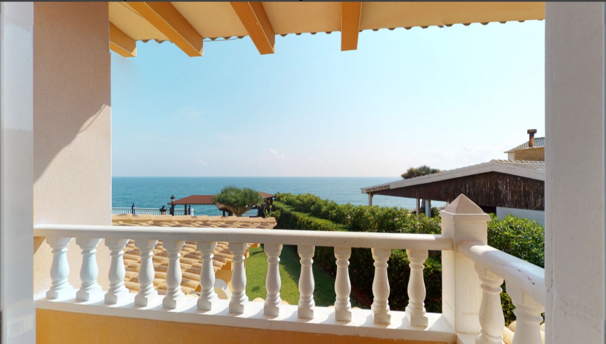 ESPECTACULAR VILLA DE ENSUEÑO EN CABO ROIG CON VISTAS PANORÁMICAS Y ACCESO DIRECTO AL MAR