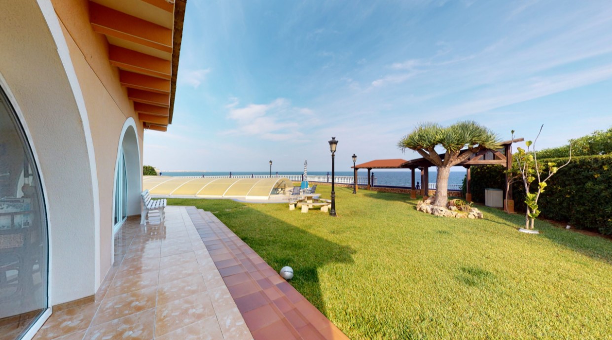 ESPECTACULAR VILLA DE ENSUEÑO EN CABO ROIG CON VISTAS PANORÁMICAS Y ACCESO DIRECTO AL MAR