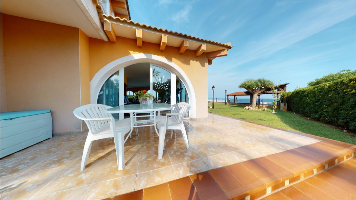 ESPECTACULAR VILLA DE ENSUEÑO EN CABO ROIG CON VISTAS PANORÁMICAS Y ACCESO DIRECTO AL MAR