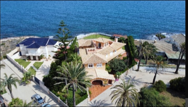 ESPECTACULAR VILLA DE ENSUEÑO EN CABO ROIG CON VISTAS PANORÁMICAS Y ACCESO DIRECTO AL MAR