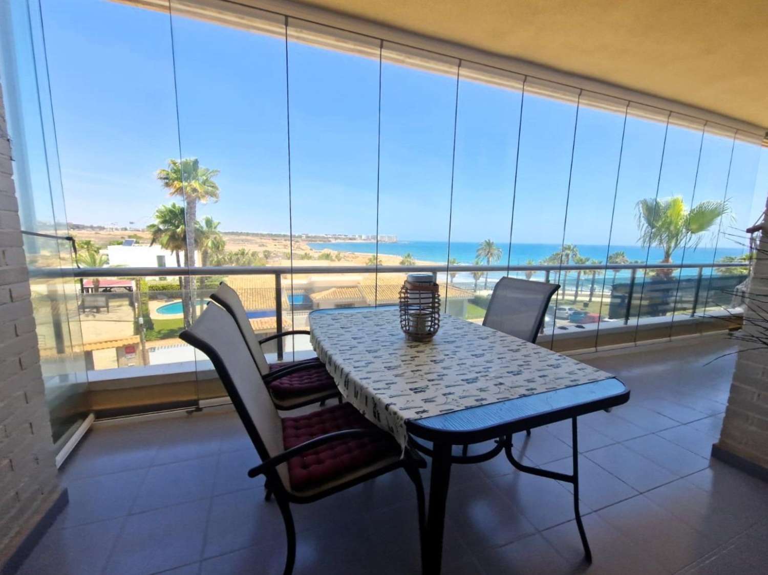 APARTAMENTO EN PRIMERA LÍNEA DE MAR CON VISTAS PANORÁMICAS Y PISCINA COMUNITARIA
