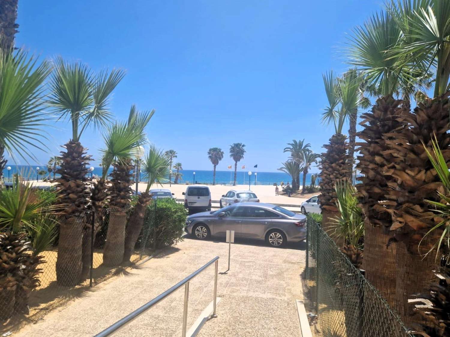 APARTAMENTO EN PRIMERA LÍNEA DE MAR CON VISTAS PANORÁMICAS Y PISCINA COMUNITARIA