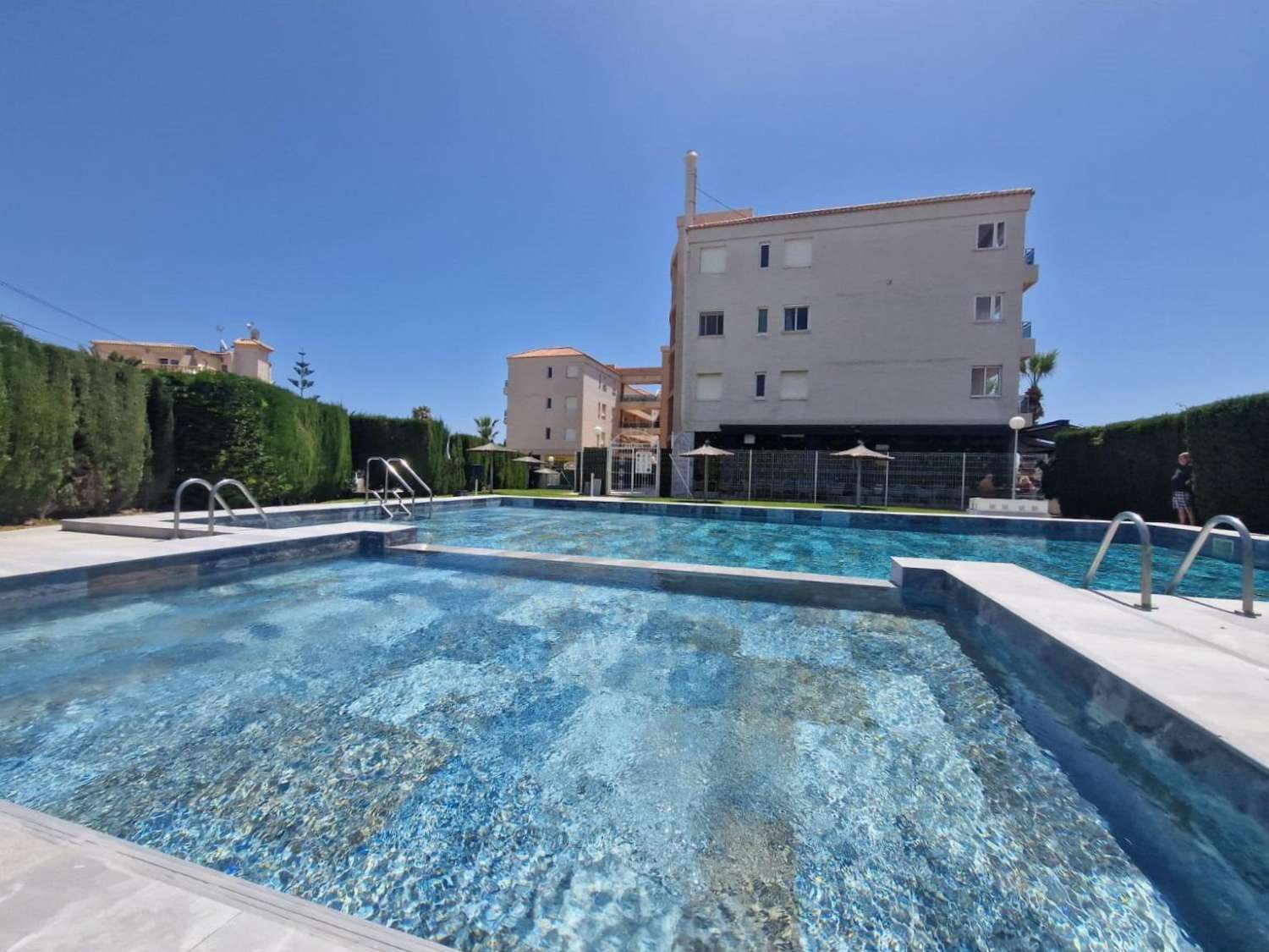 APARTAMENTO EN PRIMERA LÍNEA DE MAR CON VISTAS PANORÁMICAS Y PISCINA COMUNITARIA