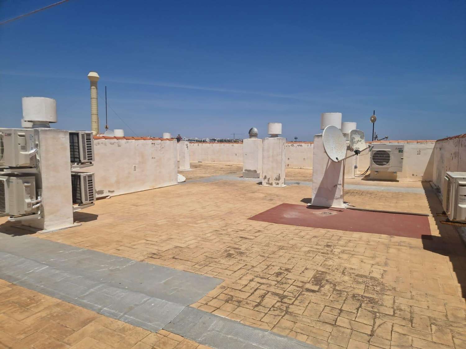 APARTAMENTO EN PRIMERA LÍNEA DE MAR CON VISTAS PANORÁMICAS Y PISCINA COMUNITARIA