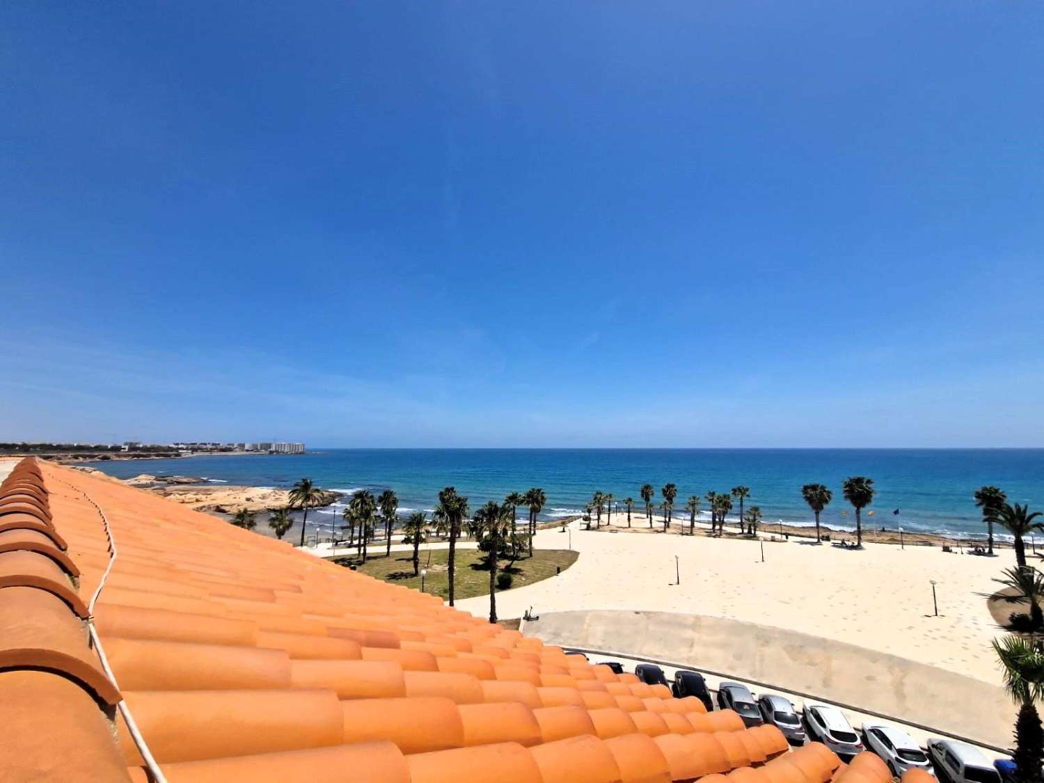 APARTAMENTO EN PRIMERA LÍNEA DE MAR CON VISTAS PANORÁMICAS Y PISCINA COMUNITARIA