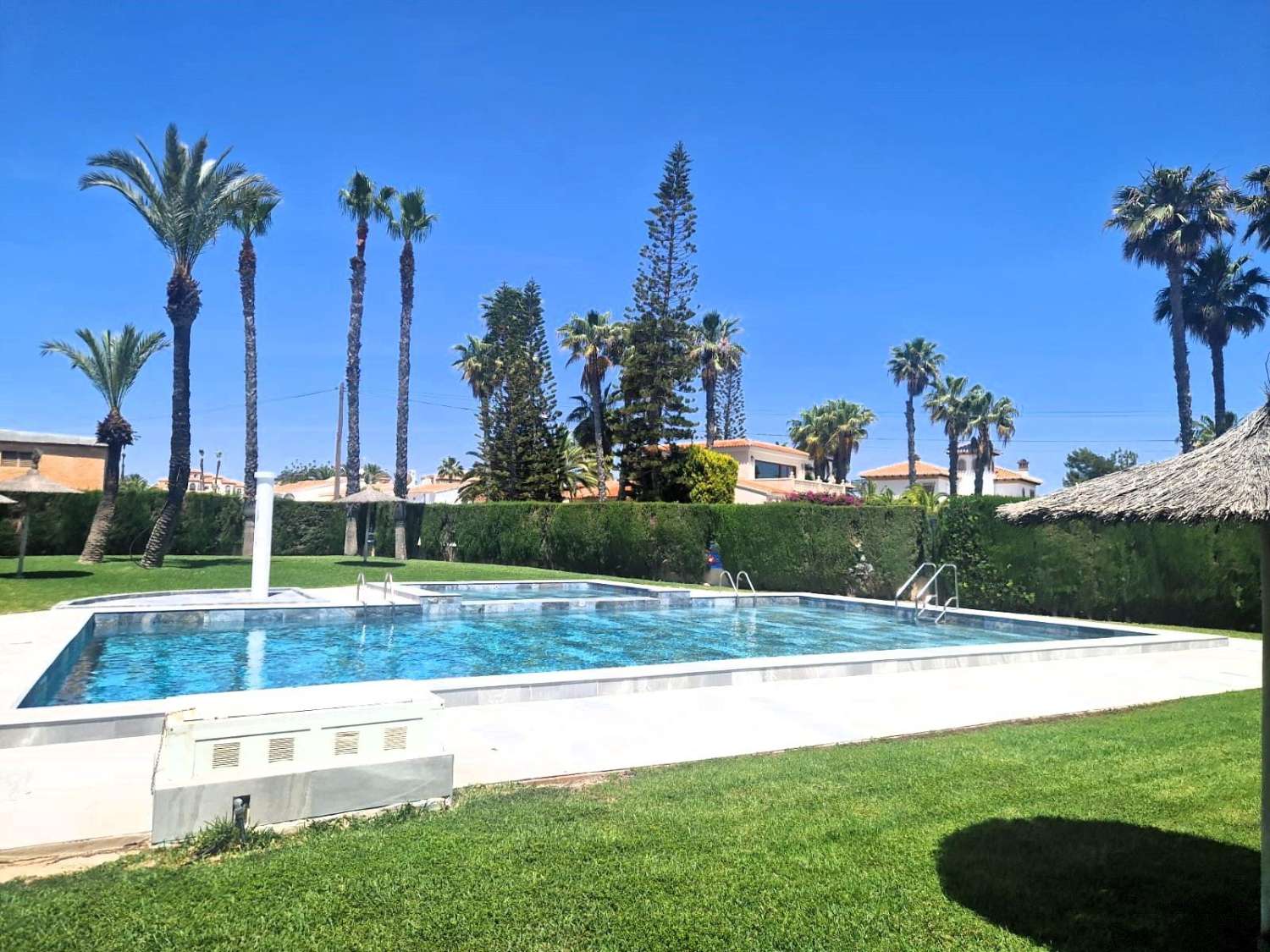 APARTAMENTO EN PRIMERA LÍNEA DE MAR CON VISTAS PANORÁMICAS Y PISCINA COMUNITARIA