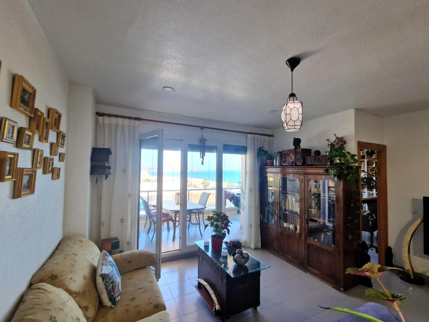 APARTAMENTO EN PRIMERA LÍNEA DE MAR CON VISTAS PANORÁMICAS Y PISCINA COMUNITARIA