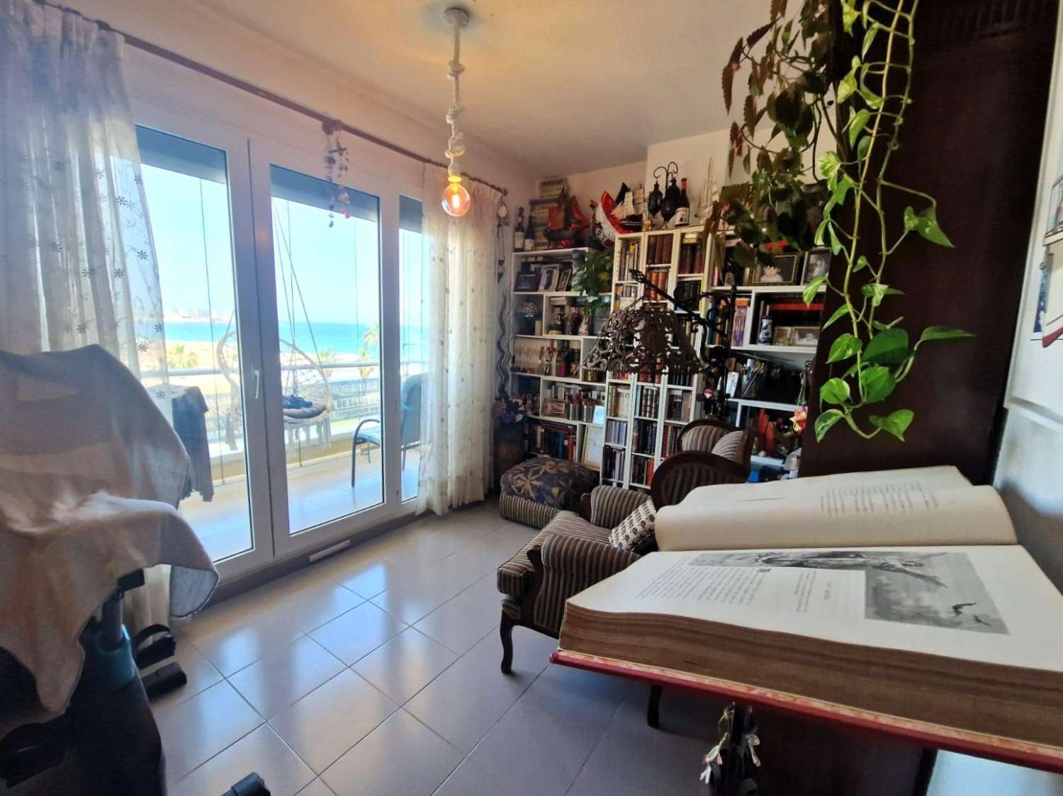 APARTAMENTO EN PRIMERA LÍNEA DE MAR CON VISTAS PANORÁMICAS Y PISCINA COMUNITARIA