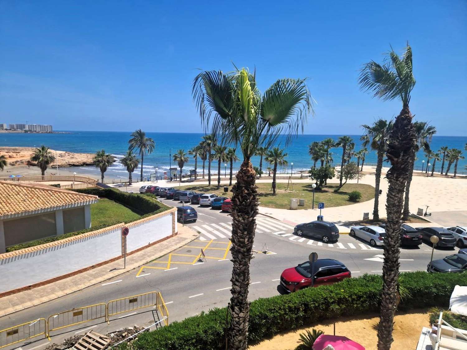 APARTAMENTO EN PRIMERA LÍNEA DE MAR CON VISTAS PANORÁMICAS Y PISCINA COMUNITARIA