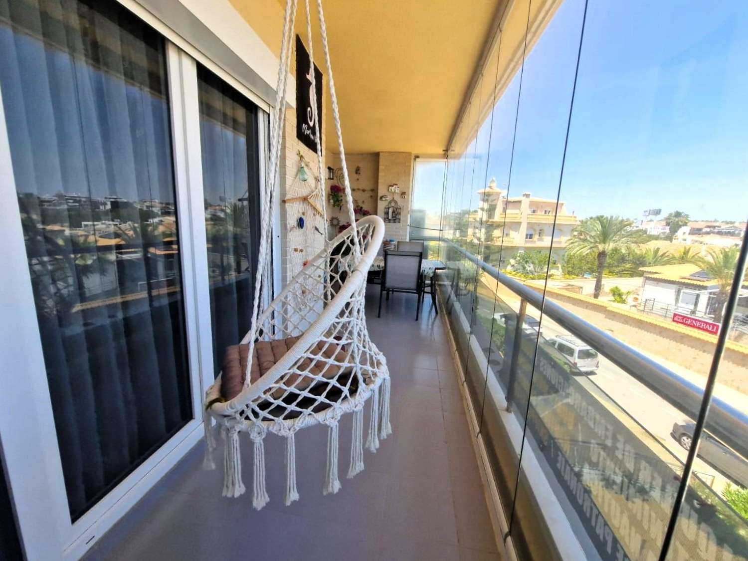 APARTAMENTO EN PRIMERA LÍNEA DE MAR CON VISTAS PANORÁMICAS Y PISCINA COMUNITARIA