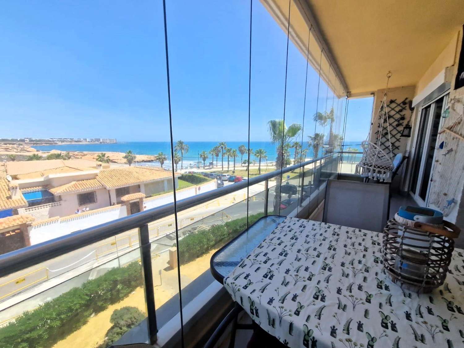 APARTAMENTO EN PRIMERA LÍNEA DE MAR CON VISTAS PANORÁMICAS Y PISCINA COMUNITARIA