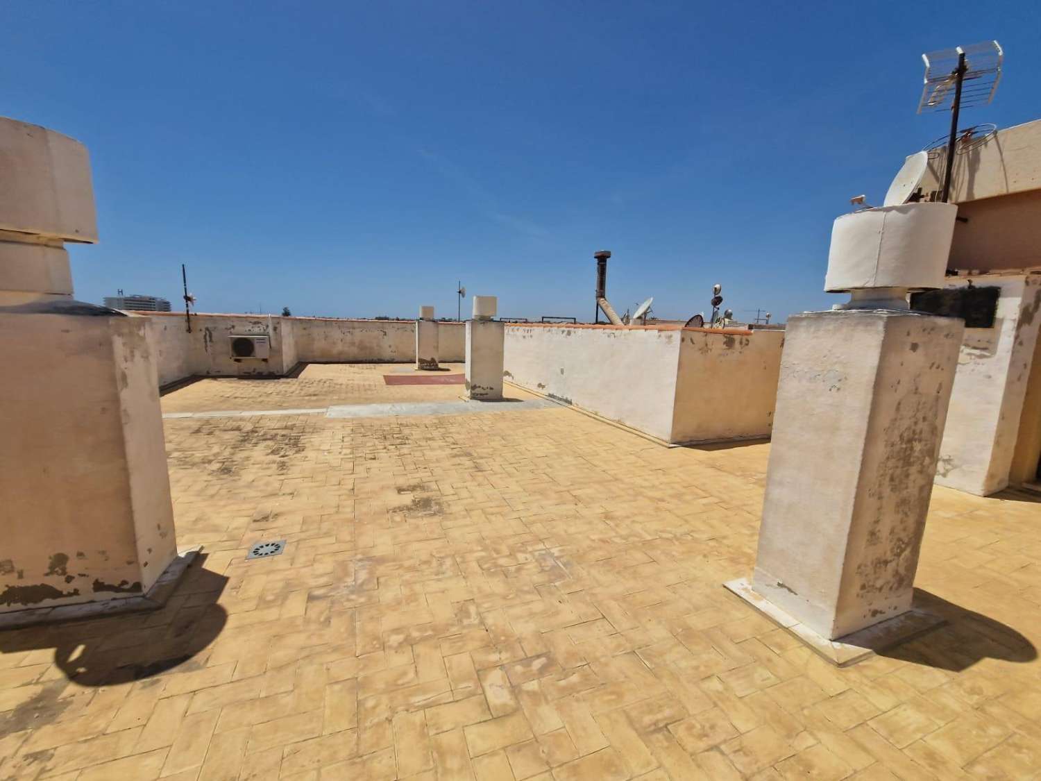 APARTAMENTO EN PRIMERA LÍNEA DE MAR CON VISTAS PANORÁMICAS Y PISCINA COMUNITARIA