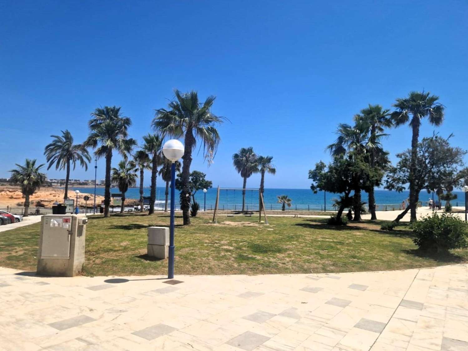 APARTAMENTO EN PRIMERA LÍNEA DE MAR CON VISTAS PANORÁMICAS Y PISCINA COMUNITARIA