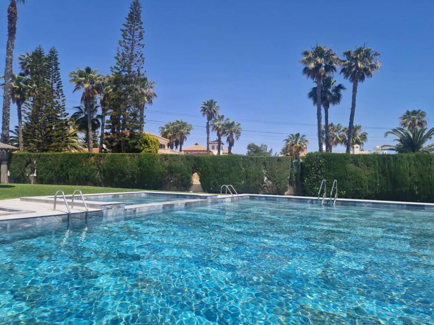 APARTAMENTO EN PRIMERA LÍNEA DE MAR CON VISTAS PANORÁMICAS Y PISCINA COMUNITARIA