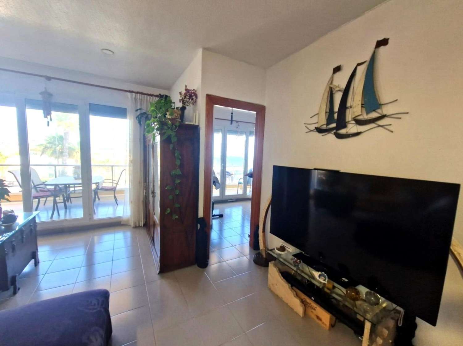APARTAMENTO EN PRIMERA LÍNEA DE MAR CON VISTAS PANORÁMICAS Y PISCINA COMUNITARIA