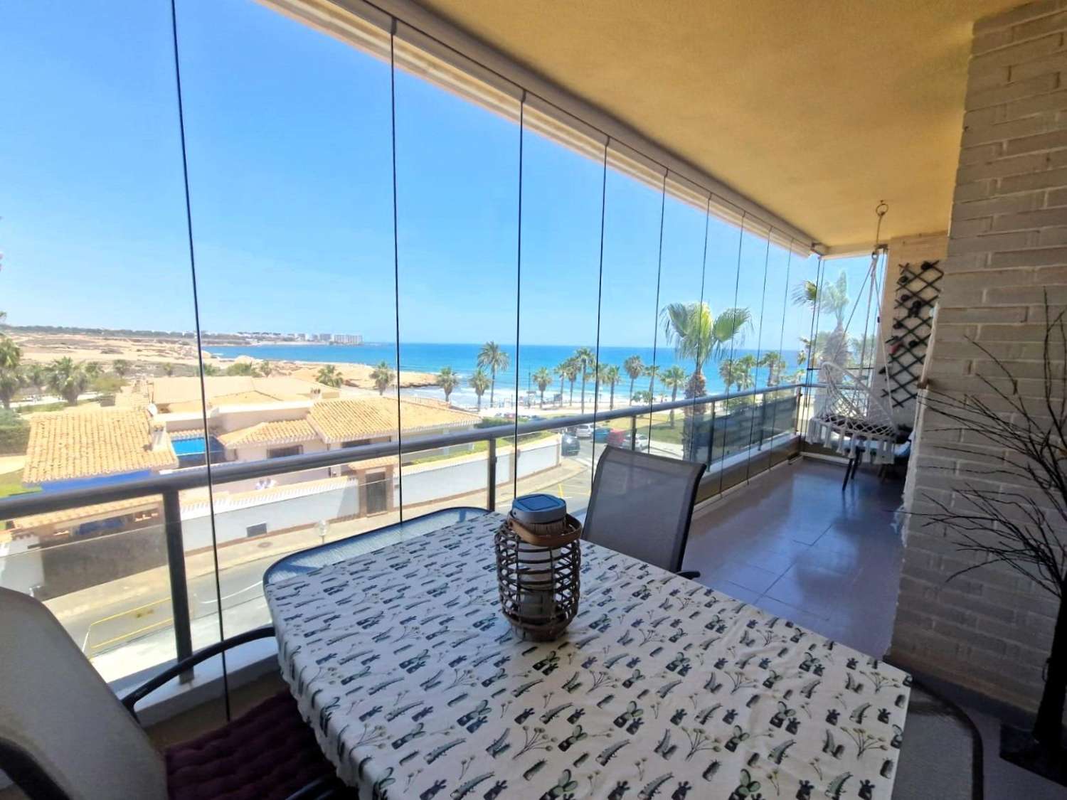 APARTAMENTO EN PRIMERA LÍNEA DE MAR CON VISTAS PANORÁMICAS Y PISCINA COMUNITARIA