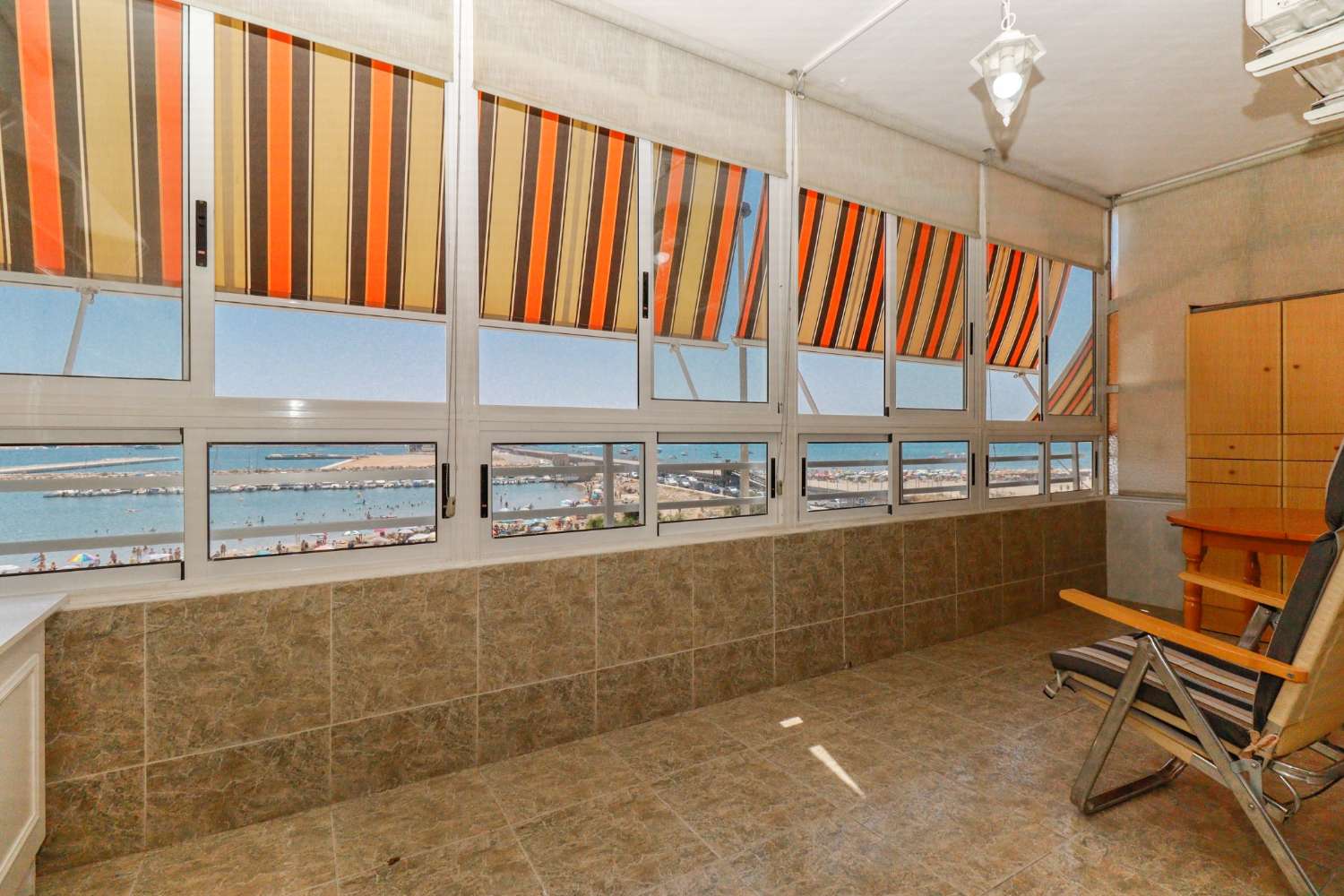 位于 ACEQUIÓN 海滩的海滨公寓,带露台和车库