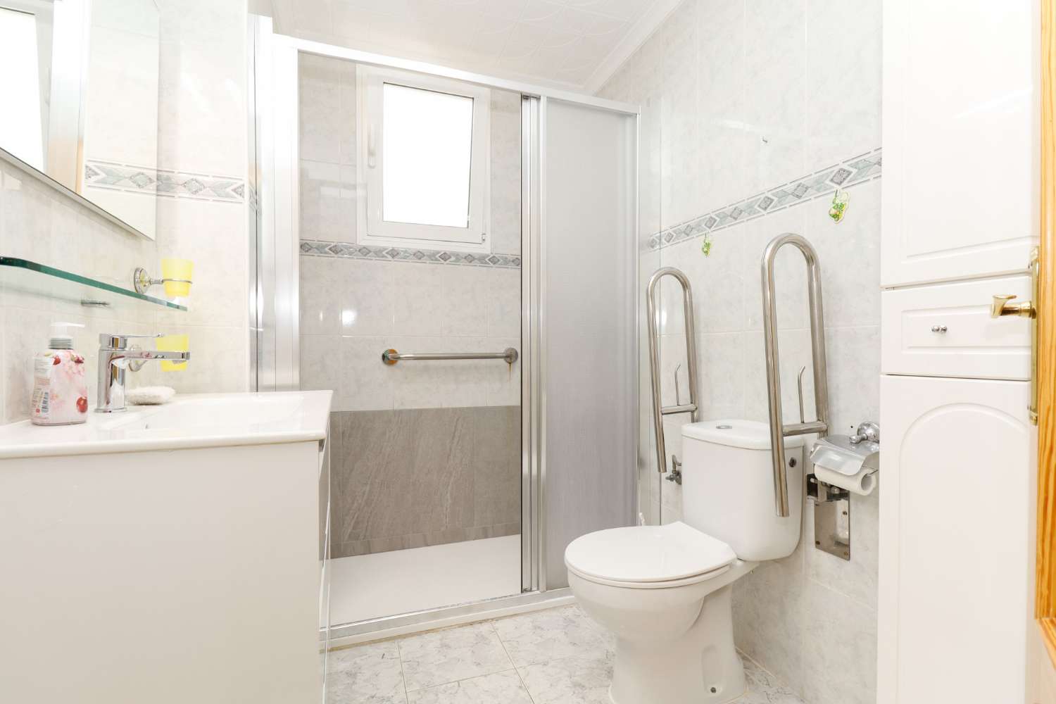 位于 ACEQUIÓN 海滩的海滨公寓,带露台和车库