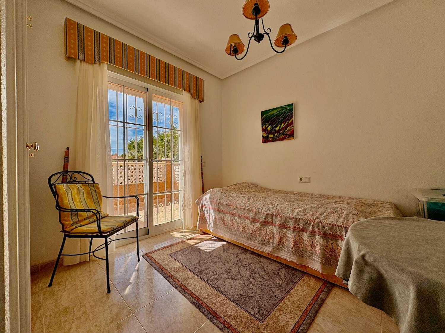 OPORTUNIDAD ÚNICA: DÚPLEX DE ESQUINA EN DOÑA PEPA CON JARDÍN, PISCINA Y TODAS LAS COMODIDADES