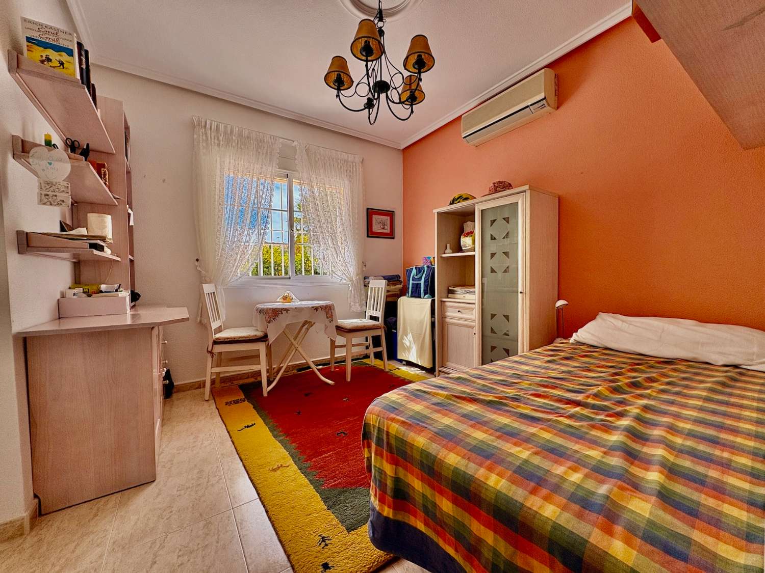 OPORTUNIDAD ÚNICA: DÚPLEX DE ESQUINA EN DOÑA PEPA CON JARDÍN, PISCINA Y TODAS LAS COMODIDADES