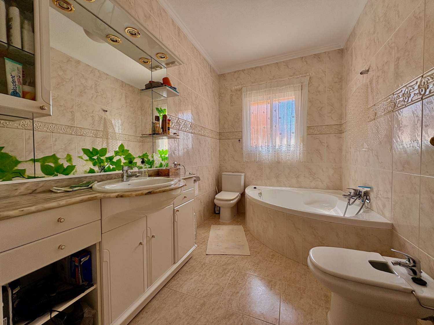 OPORTUNIDAD ÚNICA: DÚPLEX DE ESQUINA EN DOÑA PEPA CON JARDÍN, PISCINA Y TODAS LAS COMODIDADES