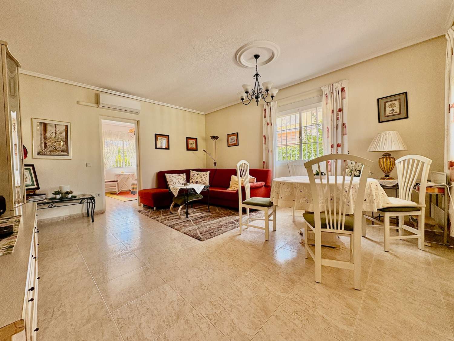 OPORTUNIDAD ÚNICA: DÚPLEX DE ESQUINA EN DOÑA PEPA CON JARDÍN, PISCINA Y TODAS LAS COMODIDADES