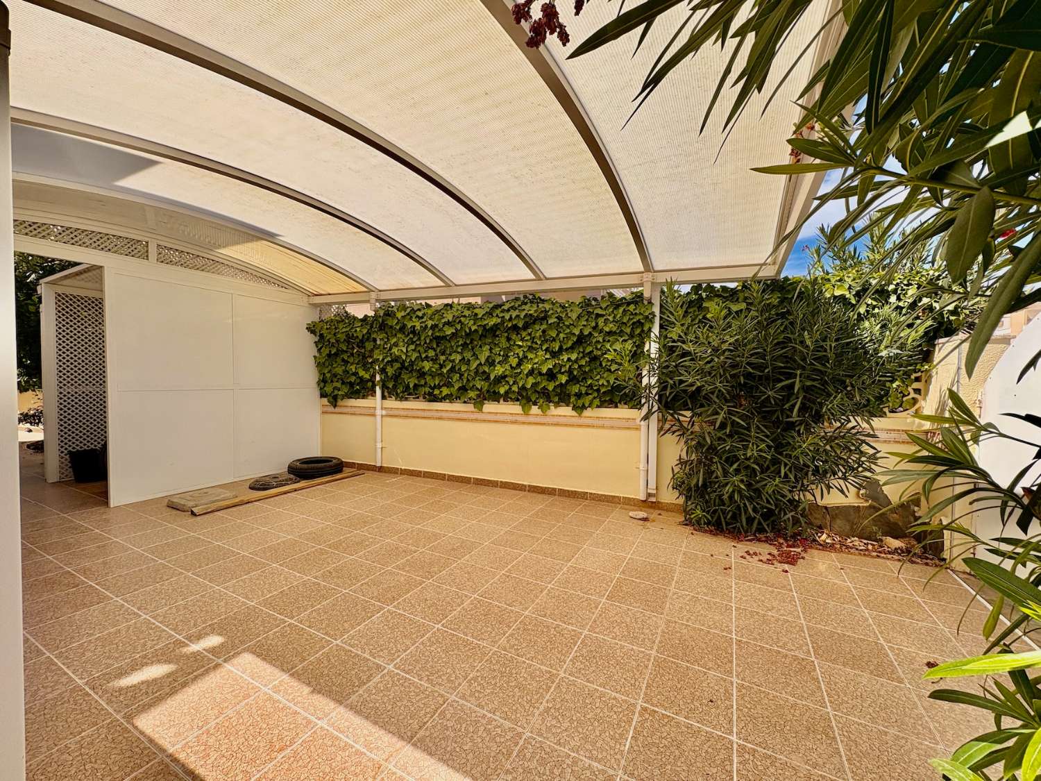 OPORTUNIDAD ÚNICA: DÚPLEX DE ESQUINA EN DOÑA PEPA CON JARDÍN, PISCINA Y TODAS LAS COMODIDADES